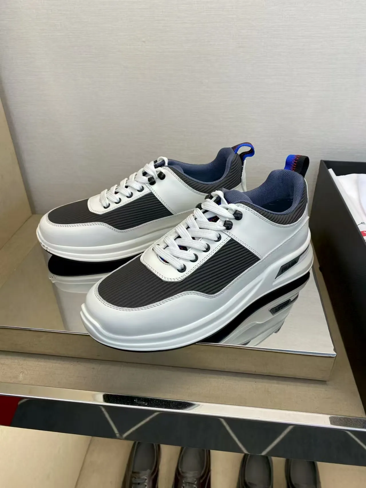 P460 38-45 Prada Prada’s new men’s leather sneakers, the highest version on the market, any comparison is welcome🆚! The original leather has excellent texture and is super high-end! Fetal sheep net lining imported from Italy, removable pad! Luxurious materials and fine workmanship, highly recommended!